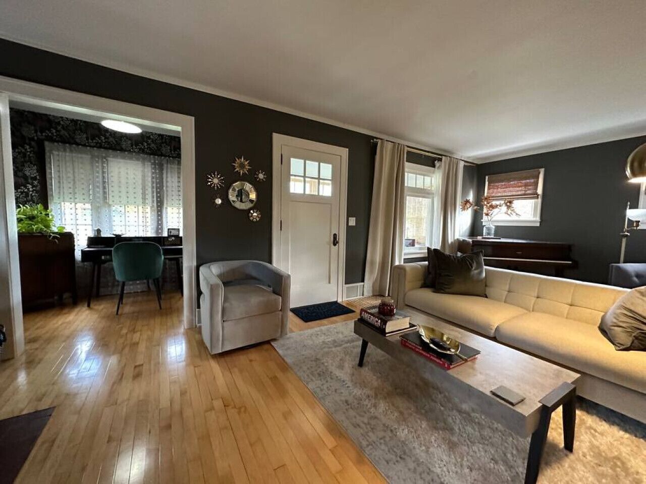 TV connectée, cheminée, livres, espaces bureaux