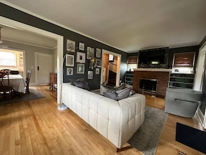 Smart-TV, Kamin, Bücher, Arbeitsbereiche