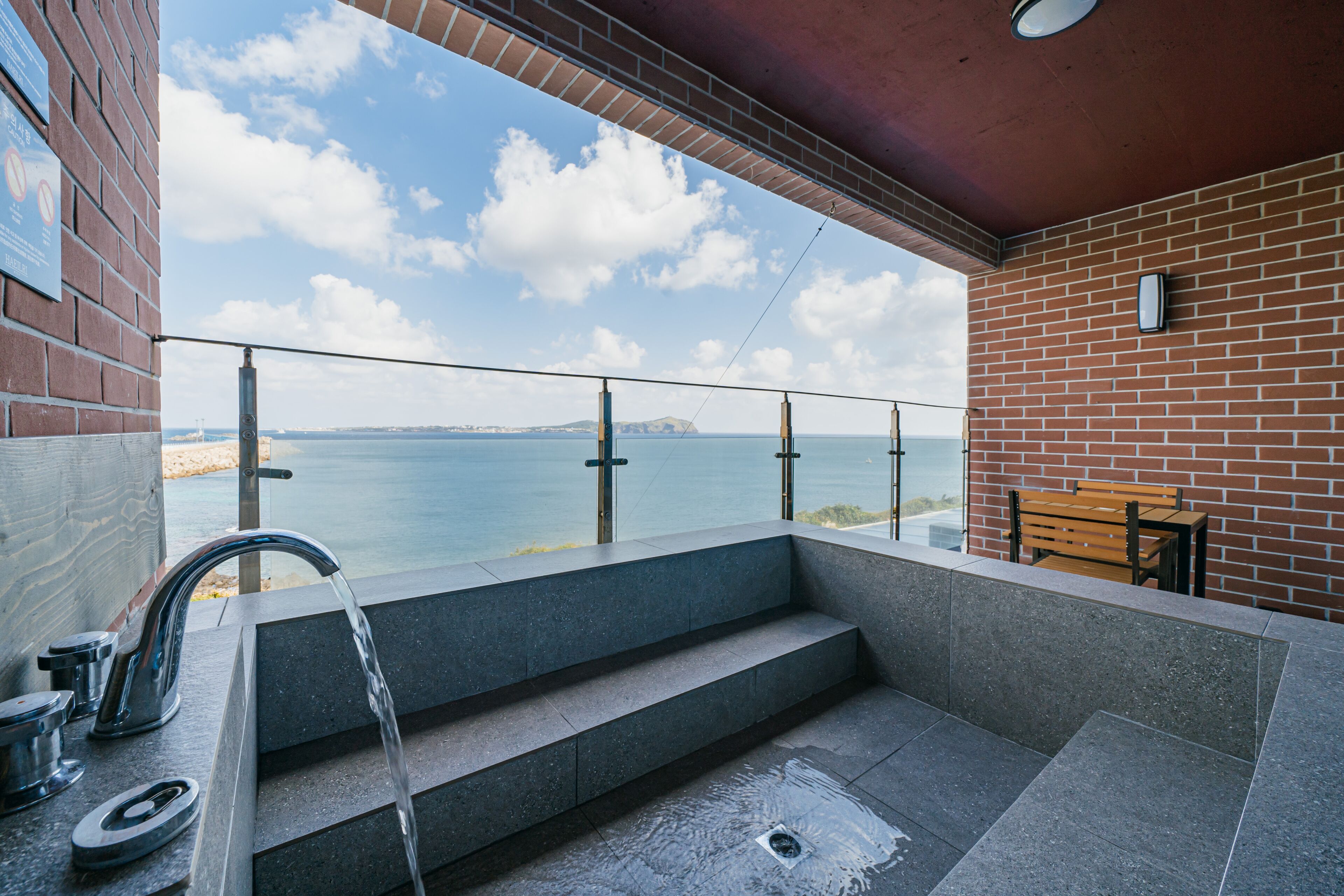 Balcony Haeilri Spa | Private spa tub
