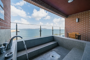 Balcony Haeilri Spa | Private spa tub - Haeilri Pool & Spa Hotel (Seogwipo)