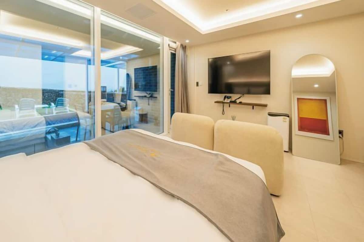 Hypo-allergenic bedding available, soundproofing, WiFi (free)