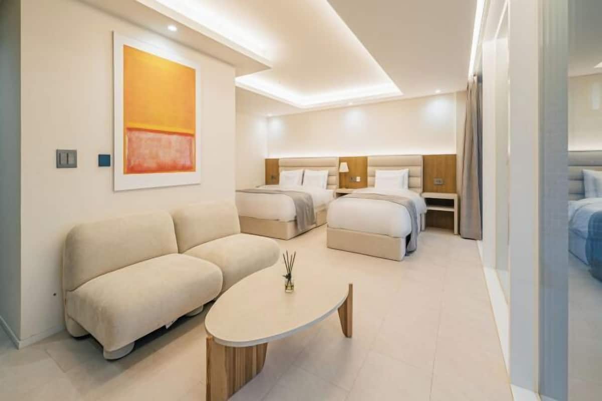 Hypo-allergenic bedding available, soundproofing, WiFi (free)