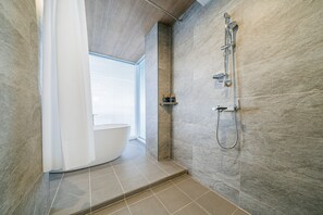 Pool Villa Town | Bilik Mandi | Pancuran mandi, jubah mandi, selipar, bidet 