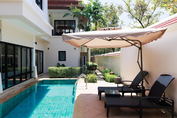 สระว่ายน้ำกลางแจ้ง