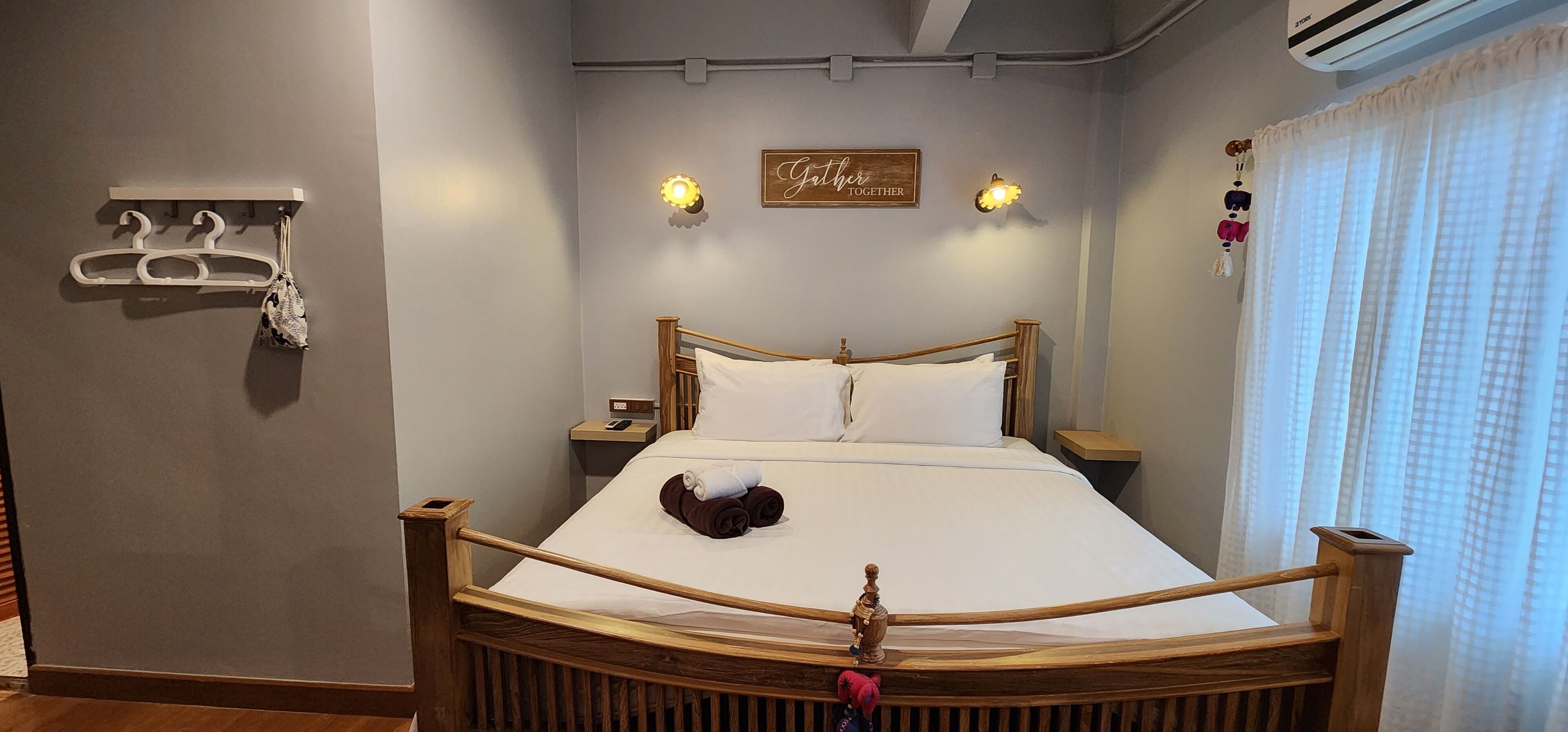 Laptopgeeigneter Arbeitsplatz, kostenloses WLAN, Bettwäsche