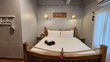 Laptopgeeigneter Arbeitsplatz, kostenloses WLAN, Bettwäsche