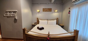 Laptop workspace, free WiFi, bed sheets - Chiangmai Walking Street Home (Chiang Mai)