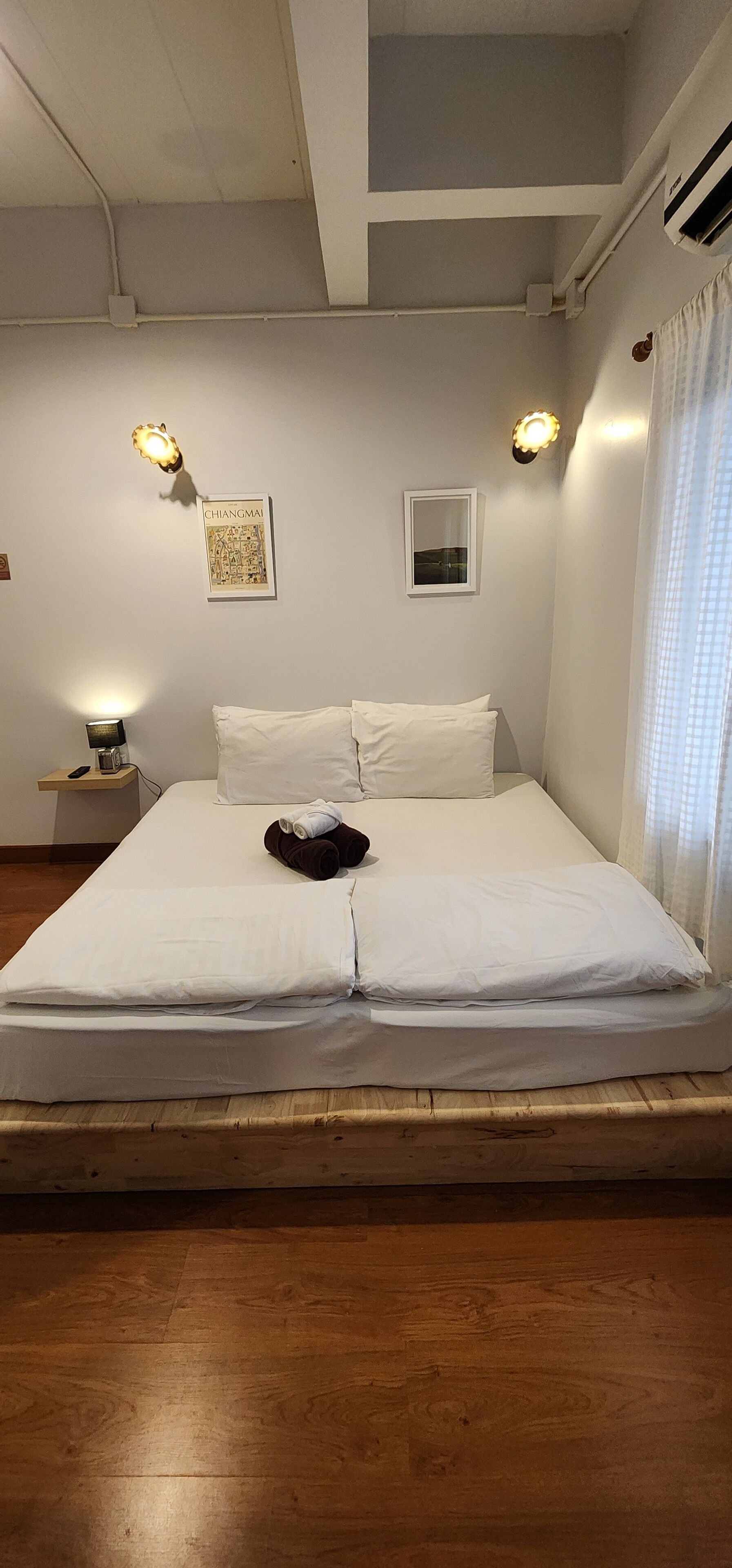 Laptop workspace, free WiFi, bed sheets