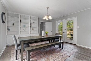 Dining - 15 Minutes from Downtown! Welcome to Woodbridge (Montgomery)