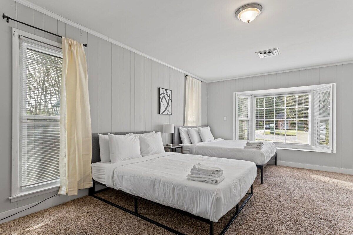 5 bedrooms, desk, iron/ironing board, WiFi