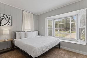 5 bedrooms, desk, iron/ironing board, WiFi