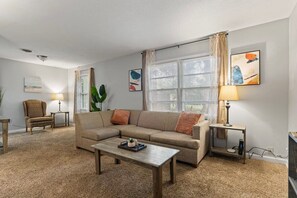 TV, offices - 15 Minutes from Downtown! Welcome to Woodbridge (Montgomery)