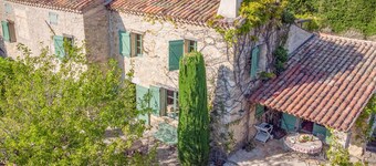 Magnificent country house with pool and garden