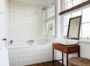 Bathtub, hair dryer, towels - Charming Town House With Garden & Sea View (Bognor Regis)