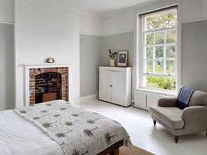 6 quartos, escrivaninha, ferros/tábuas de passar roupa, berço de viagem