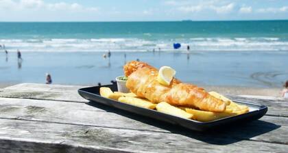 Family Seaside Escape - 5 Mins to Beach