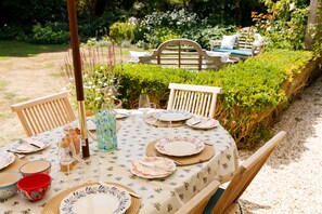 Outdoor dining - Coastal Retreat in Picturesque Bosham (Bosham)