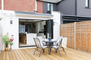 Outdoor dining - Stylish 2 Bed City Stay (Chichester)
