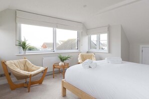 4 bedrooms, desk, iron/ironing board, travel cot