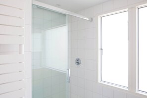 Badekar, hårtørrer, håndklæder