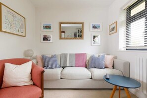 TV, fireplace, offices - Pretty Coastal Home in Bosham, Close to Water (Bosham)