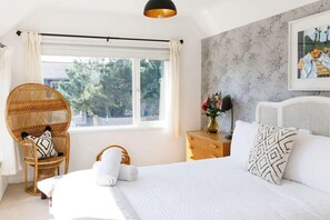 4 bedrooms, iron/ironing board, travel cot, WiFi - Beachside Retreat for 8 Close to Village (East Wittering)