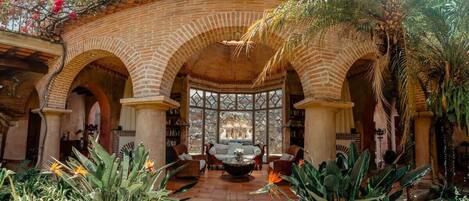 المنطقة المحيطة بالمنشأة