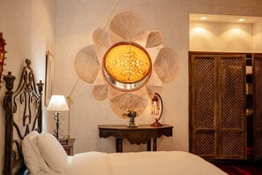 1 slaapkamer, een bureau, een strijkplank/strijkijzer, reisbedje