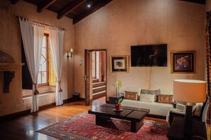 Una televisión, una chimenea, una oficina