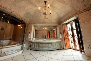 Badewanne, Haartrockner, Handtücher