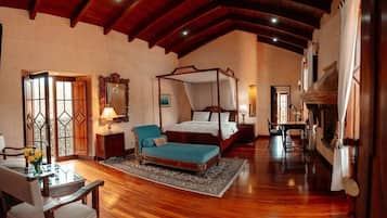 5 bedrooms, desk, iron/ironing board, WiFi
