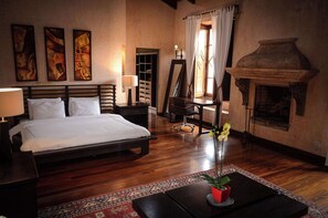 5 bedrooms, desk, iron/ironing board, WiFi