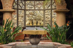 المنطقة المحيطة بالمنشأة