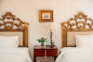 1 bedroom, desk, iron/ironing board, travel cot - Boutique Zahar Stay, Pool in Antigua (Antigua Guatemala)