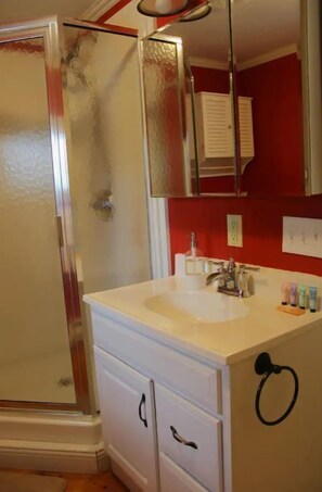 Hair dryer, towels, soap, toilet paper - Berlin Daudy Haus (Millersburg)