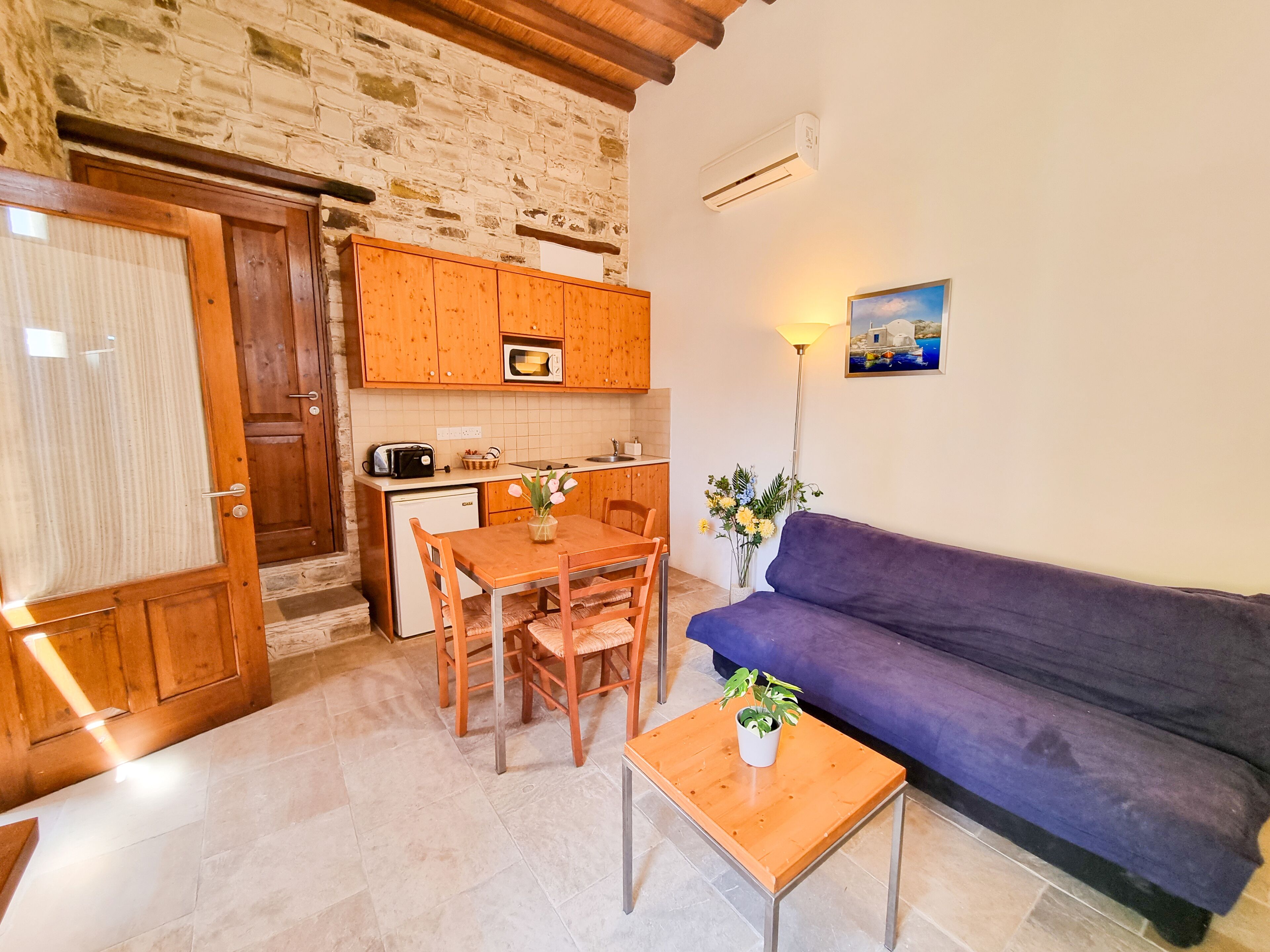 Basic Apartment | Living area