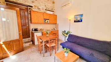 Basic Apartment | Living area