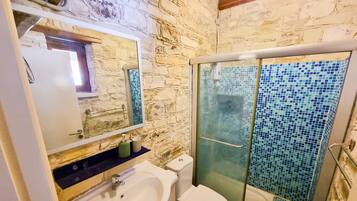 Basic Apartment | Bathroom | Shower, towels