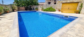 Skarinou's Landhouse Poolside Apartment