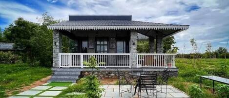 Exclusive Cottage | Desk, laptop workspace, soundproofing, free WiFi