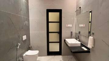 Cottage Exclusif | Salle de bain | Douche, articles de toilette gratuits, chaussons, serviettes fournies