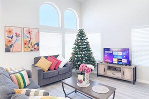 Smart TV - Newly Remodeled Pool Villa 3BD2.5BA by Summerlin (Las Vegas)