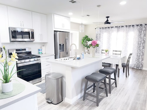 Newly Remodeled Pool Villa 3BD2.5BA by Summerlin