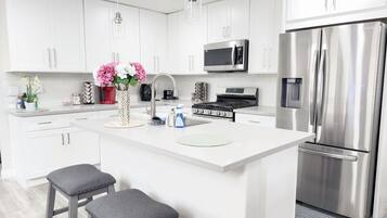 Micro-ondes, four, plaque de cuisson, lave-vaisselle