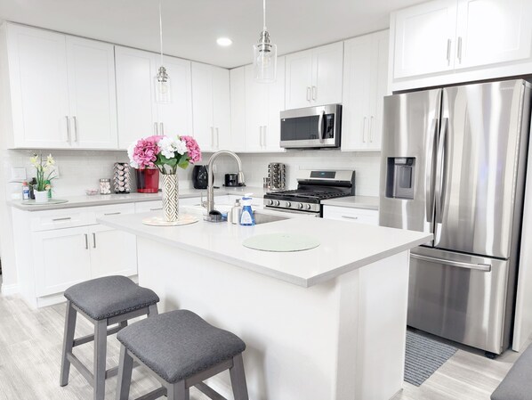 Microondas, horno, placa de cocina y lavavajillas