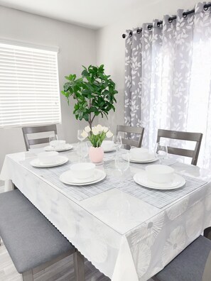 Dining - Stylish Pool Villa with High Ceilings near Summerlin (Las Vegas)