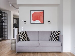 家庭開放式客房 | 客廳 | 43 吋智能電視連數碼電視頻道