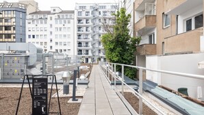 Een parkeerterrein op het dak, met een bord waarop bagagekluizen en essentiële diensten worden aangegeven.