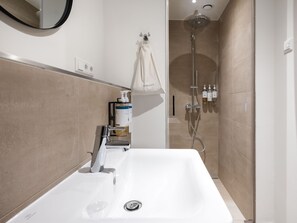 L Studio, Kitchenette, Balcony, Sofa Bed | Bathroom | Shower, free toiletries, hair dryer, towels - Numa Düsseldorf Leo (Düsseldorf)