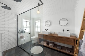 Badewanne, Haartrockner, Handtücher